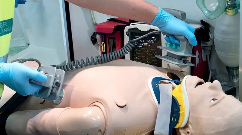 Тренажер для взаємодії з ручним дефібрилятором Laerdal Resusci Anne Simulator Paddle, IV Arm Right + SimPad Plus ман.42 фото