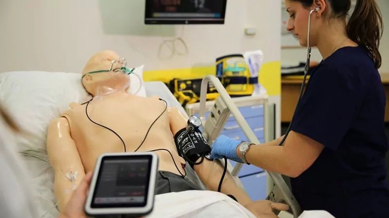 Тренажер для взаємодії з ручним дефібрилятором Laerdal Resusci Anne Simulator Paddle, IV Arm Right + SimPad Plus ман.42 фото