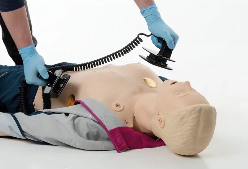 Тренажер для взаємодії з ручним дефібрилятором Laerdal Resusci Anne Simulator Paddle, IV Arm Right + SimPad Plus ман.42 фото